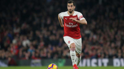 Hnerikh Mkhitaryan driver med bollen.