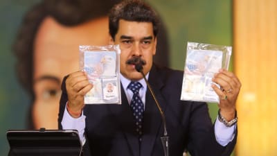 Venezuelas president Nicolás Maduro visar upp de grinda amerikanernas pass