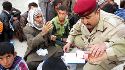 Invånare evakueras från den irakiska staden Dur.