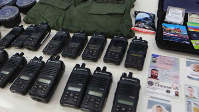 Beslagtagna radiotelefoner, militäruniformer och pass