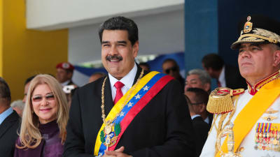 President Maduro flandkerad av sin fru Cilia Flores och försvarsminister Vladimir Padrino under en militärparad som ordnades i fredags inom ramen för firandet av Venezuelas självständighetsdag. 