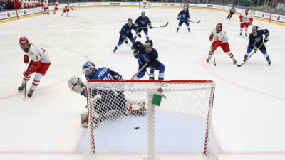 Rysslands Daniil Latsjutin gör semifinalens första mål då tre minuter spelats.