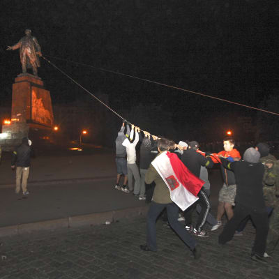 Demonstranter i stden Charkiv i Ukraina fäller landets största Leninstaty.