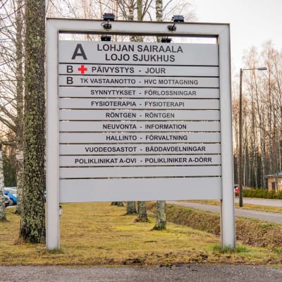 En informationsskylt på ett sjukhusområde.