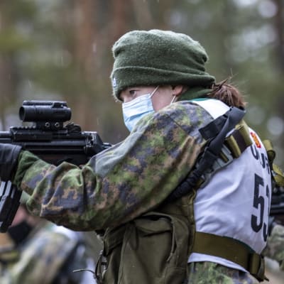 Aseenkäsittelykoulutus naisten erikoisjoukkoreservin valintakokeessa.