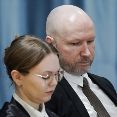 Anders Breivik bredvid hans advokat Marte Lindholm.