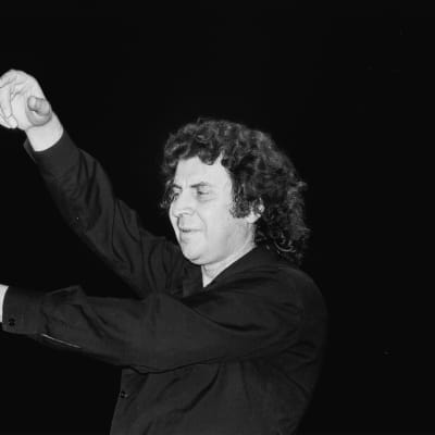 Mikis Theodorakis leder en orkester år 1978.