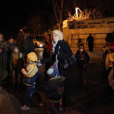Kvinnor och barn i Madaya som fick lämna staden i samband med en hjälpsändning 11.1.2016