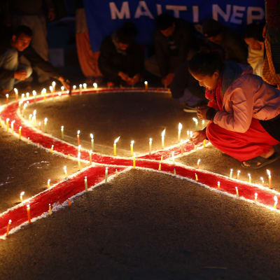 Bönestund i Katmandu i Nepal under världsaidsdagen 2014.