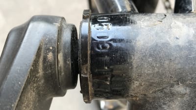 En närbild av nummerserien som finns under en vanlig cykel. Numret är ingraverat mellan pedalerna.