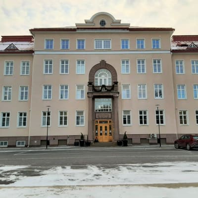 Raseborgs stadshus med juldekorationer vid ingången.