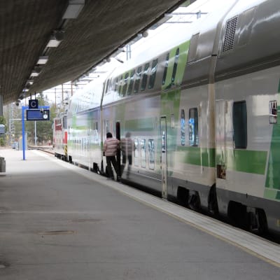 Uudenmaan rajojen avaamisen jälkeen perjantaina juna tuli Helsingistä Kouvolaan klo 12.49, ja paikalla olleen toimittajan mukaan junan kyydistä nousi vain noin kolme ihmistä. 