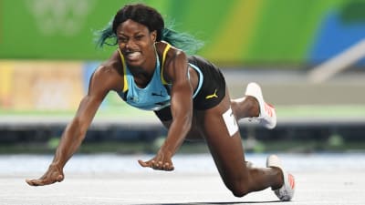 Shaunae Miller slungar sig över mållinjen under OS i Rio.