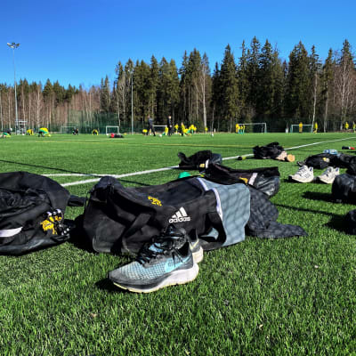 Treenikasseja ja varusteita Ilveksen Ilves C15 (P06) edustuksen harjoituksissa Kaupin urheilupuistossa kentällä 2 huhtikuun 11. päivänä 2021..