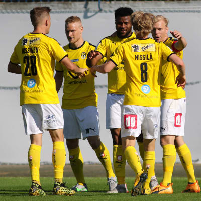Fem KuPS-spelare firar mål.