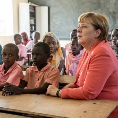 Tysklands förbundskansler Angela Merkel besökte en skola i Nigers huvudstad Niamey den 10 oktober 2016.