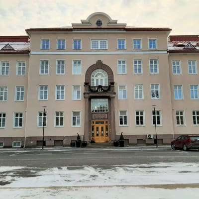 Raseborgs stadshus med juldekorationer vid ingången.