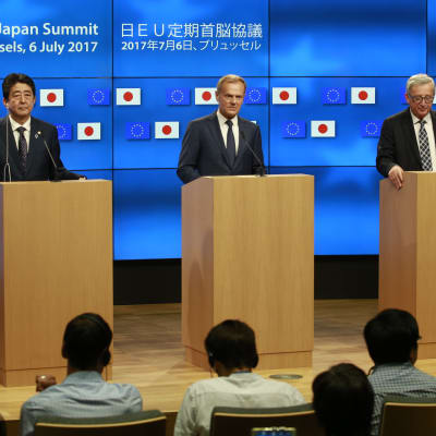 Shinzo Abe, Donald Tusk och Jean-Claude Juncker på en presskonferens i Bryssel efter ett toppmöte.