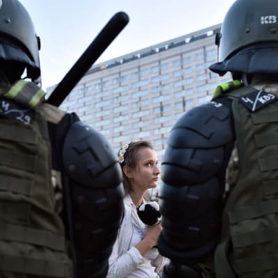 Demonstranter och kravallpolis i Belarus huvudstad Minsk på tisdagen.