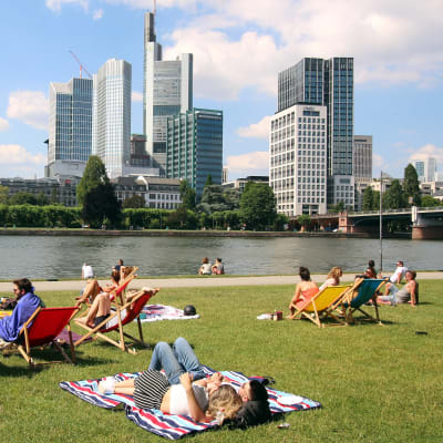 Människor solar i Frankfurt, Tyskland. Värmebölja 2019.