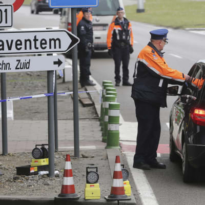 Poliser granskar en bil utanför Zaventem flygplats i Bryssel.