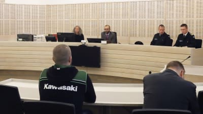 Bild från en rättssal i Ekenäs tingsrätt. Till vänster i bilden ser man mannen som stod åklagad för bl.a. tre fall av dödsvållande i samband med Skogbyolyckan. 