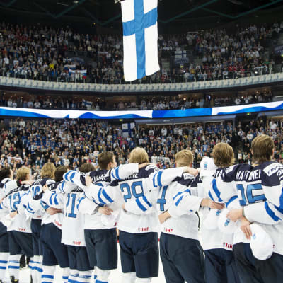 Finland har vunnit, Vårt land ekar ut i hallen.