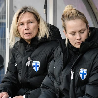 Anna Signeulk och Maiju Ruotsalainen sitter på bänken.