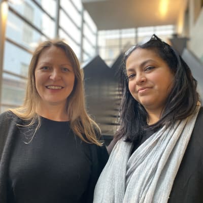Arniika Kuusisto och Christine Namdar tittar in i kameran.