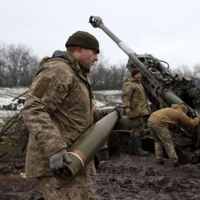 Ukrainalaisia sotilaita ampumassa haupitsilla.