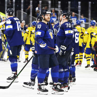 Finska spelare ser besvikna ut.
