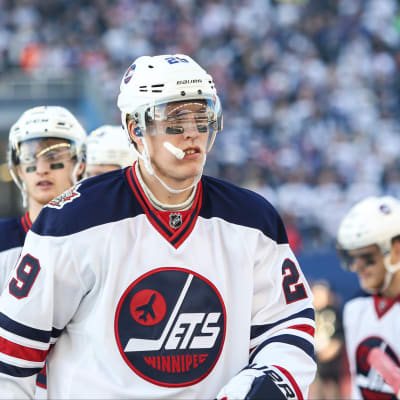 Patrik Laine pureskelee hammassuojia NHL:n ulkoilmaottelussa Winnipegin paidassa.