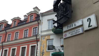 Judiska gatan i Vilnius har gatuskylt på tre språk; litauiska, hebreiska och jiddisch.