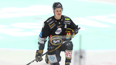 Jesse Puljujärvi håller tungan rätt i mun.