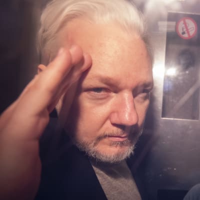 Julian Assange i en bil på väg från domstol till fängelse i London 1.5.2019.  