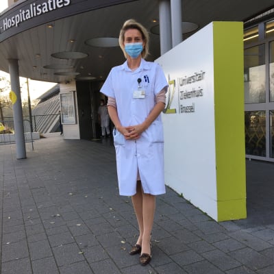 Professor Elisabeth De Waele utanför universitetssjukhuset i Bryssel.