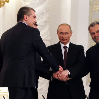 President Putin och ledarna från Krim firar avtalet om anslutning till Ryssland