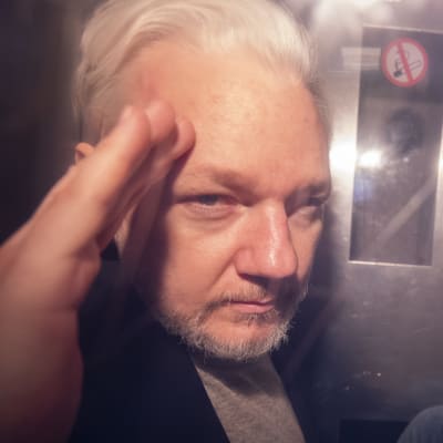 Julian Assange i en bil på väg från domstol till fängelse i London 1.5.2019.  