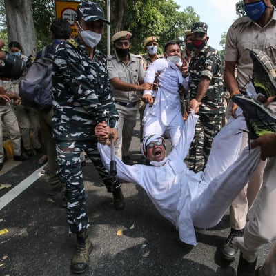 Amnesty International har under den senaste tiden varit kritisk mot regeringens och polisens hårda tag gentemot fredliga demonstranter i  New Delhi och andra storstäder.
