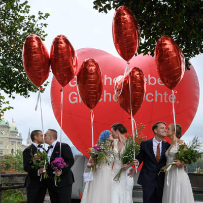 Samkönade par poserade i Bern på söndagen, folkomröstningen till ära. 