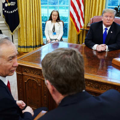 Den 22 februari följde Trump med då Kinas vice premiärminister Liu He diskuterade med USA:s handelsrepresentant Robert Lighthizer i Ovala rummet.