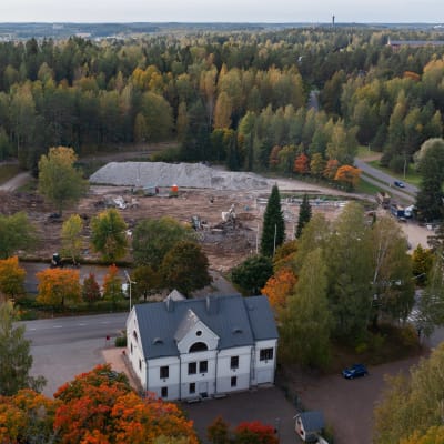 Ilmakuva Kouvolan terveyskeskuksen purkutyömaasta Kouvolan Marjoniemeltä.