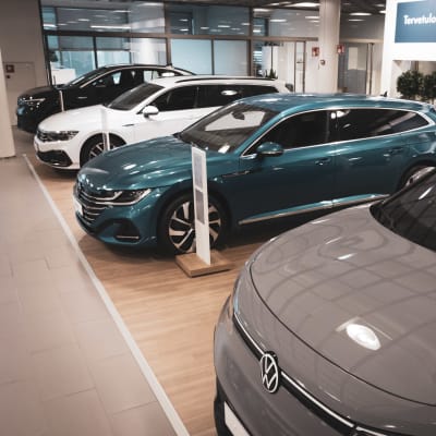 Uuusia autoja myytävänä Wwautoliikkeessä Herttoniemessä.