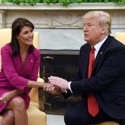 Nikki Haley skakar hand med president Donald Trump under pressmötet efter att Haley meddelat att hon lämnar sin post som USA:s FN-ambassadör.
