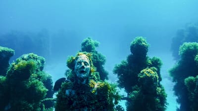 Scen ur dokumentären Inn sæi - en staty på havets botten.