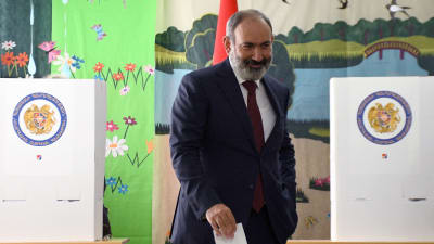 Armeniens premiärminister Nikol Pasjinjan lägger sin röstsedel i urnan under parlamentsvalet.