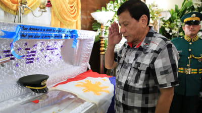 President Rodrigo Duterte hedrar officeren Harold Mark Juan som dödades av en krypskytt i Marawi