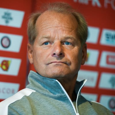 Antti Muurinen under en presskonferens inför ett Helsingforsderby.