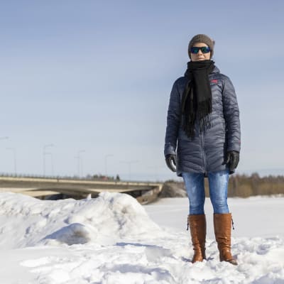 Lapin ELY-keskuksen johtava vesitalousasiantuntija Niina Karjalainen seisoo jäiden vieressä Kemijoen ja Ounasjoen haarautumassa.