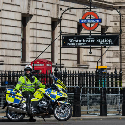 Poliser på motorcykel i London.